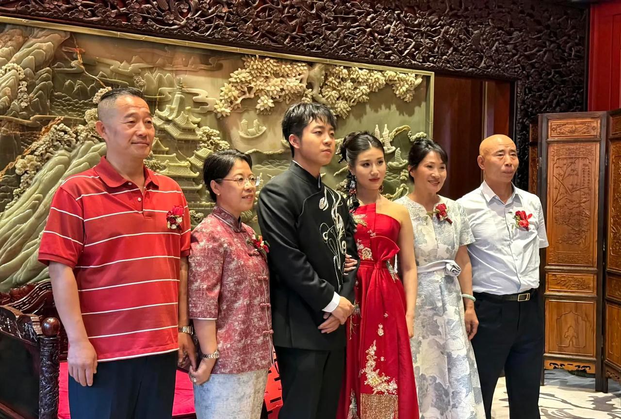 德云社张九龄结婚了，新娘很漂亮，伴郎团也很气派。张九龄出生于1994年11月，