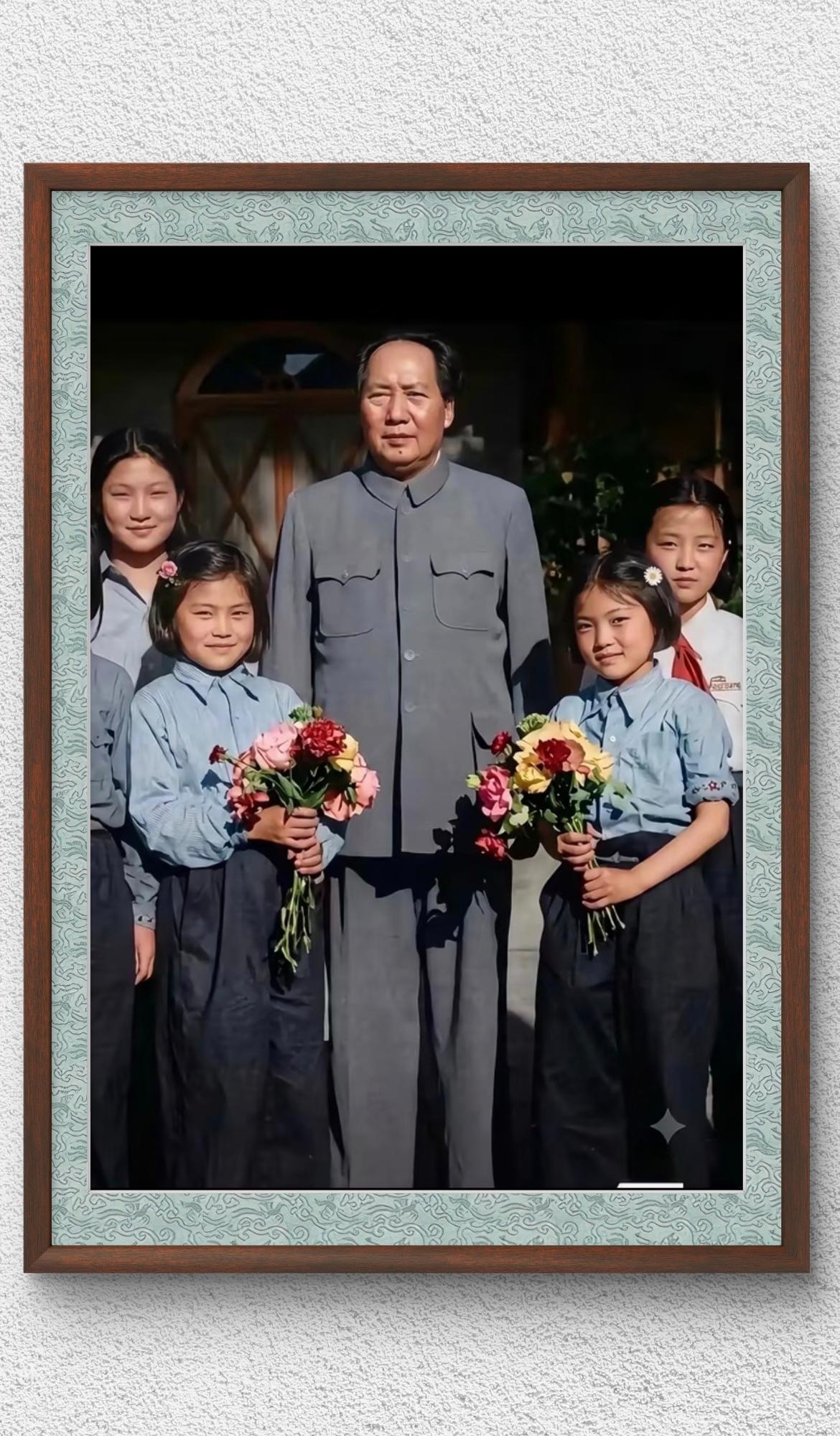 毛主席接见女儿李敏的同学这张照片拍摄于1959年，地点在中南海，是毛主席接见女