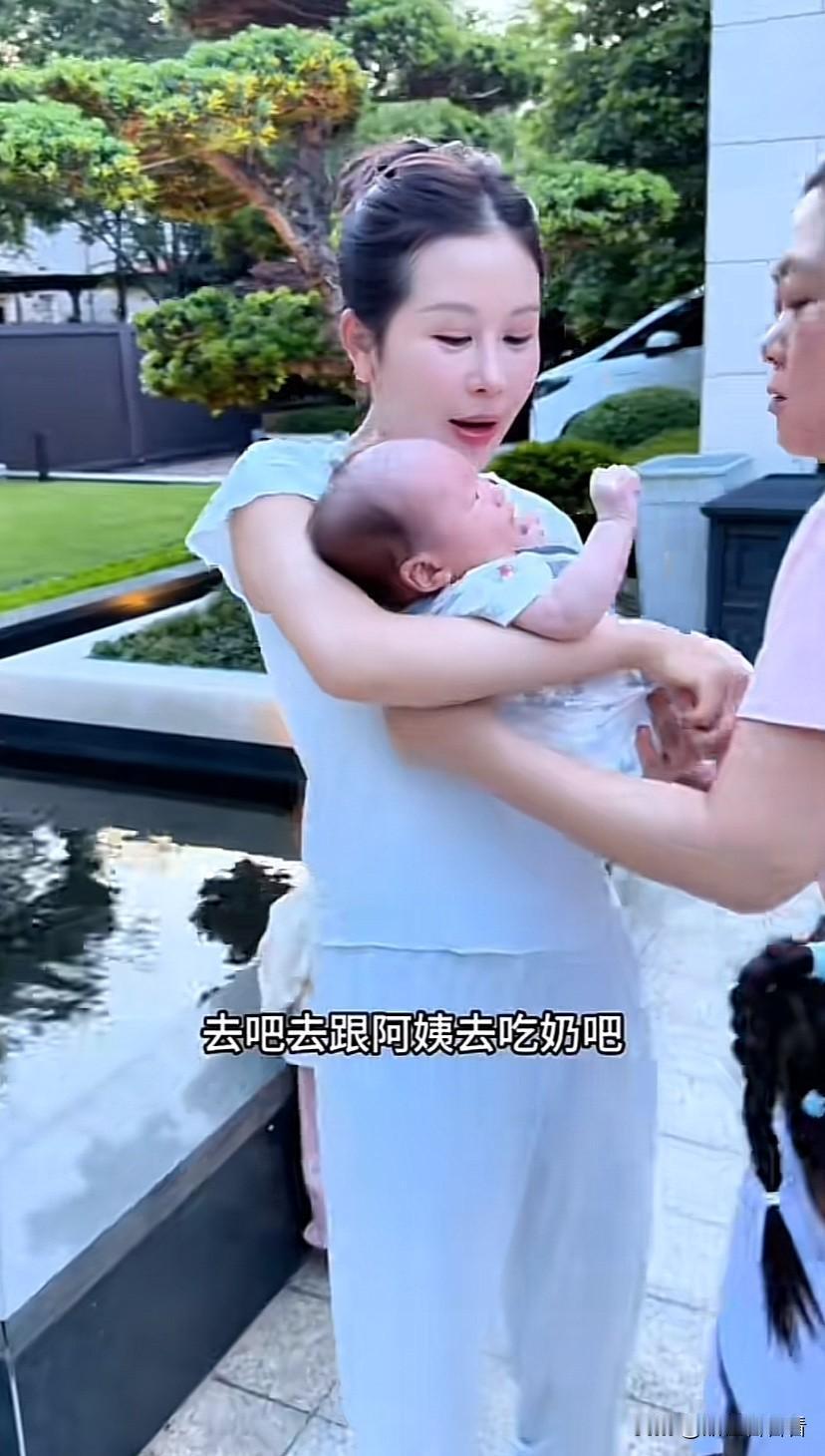 宋玉希在家哄孩子就是抱一抱就好，孩子吃奶了，就立马给阿姨抱过去喂，大女儿的家庭作