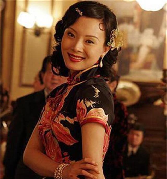 1936年，胡宗南爱上了有夫之妇黄鹤云，他甩给对方1000大洋：“钱归你丈夫，你