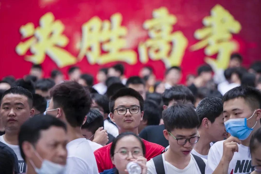 再过一周多就高考了。听孩子班主任说，这届学生挺不容易，寒窗苦读十余载，终于要