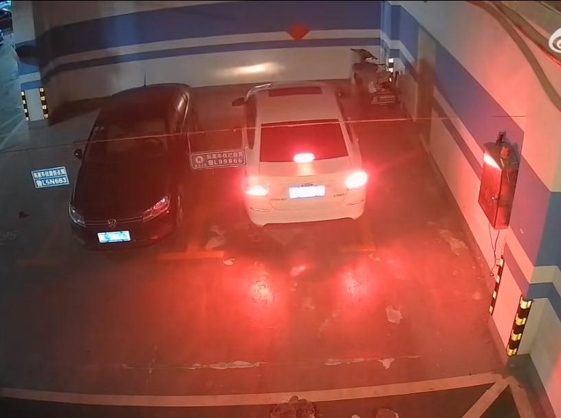 小仙女占业主停车位,业主电话她挪车,借口人在外地,业主一气之下把车堵在出口。轮到