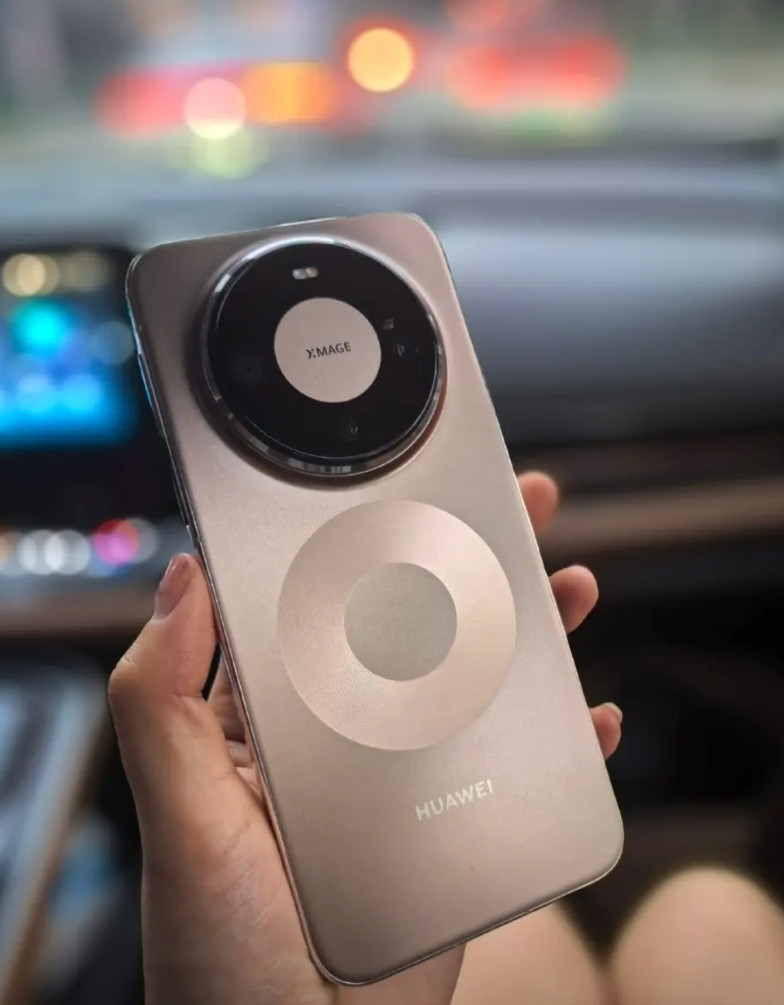 实锤来了，华为Mate80系列背部的圆环非磁吸部件。是为了在金属机身上支持无线