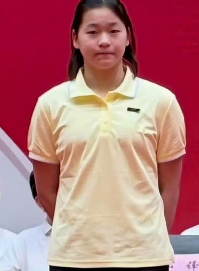 全红婵，成了大姑娘了，随着身体发育，身材也变样了，从运动员到大学生的转变，全红婵