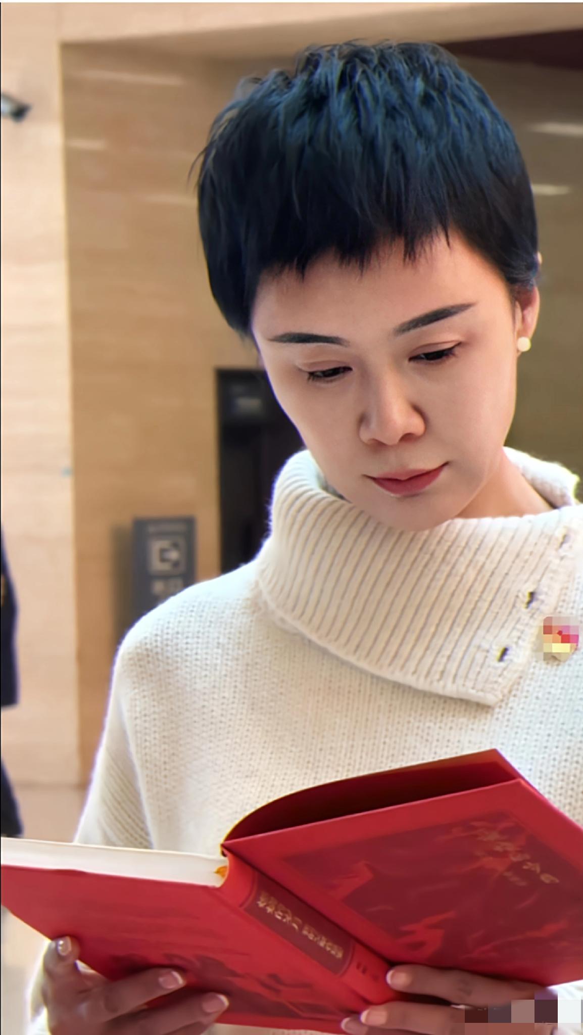 47岁贺娇龙去世！同学曝抢救过程，网友提醒成真，此前疑早有征兆。网友1月2日