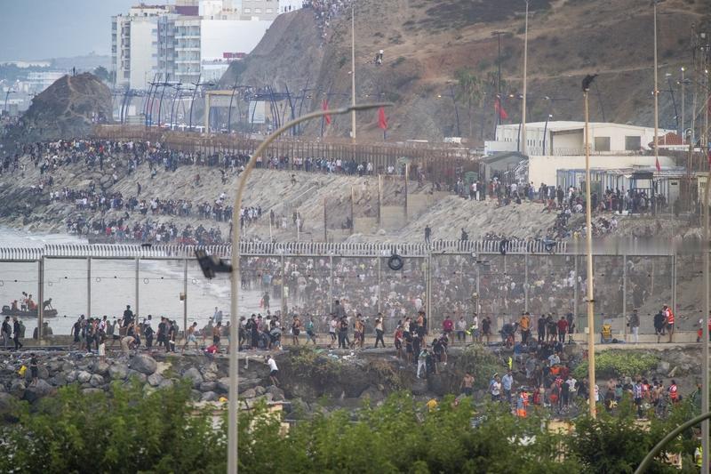 7月底，西班牙飞地休达，迎来了一场声势浩大的偷渡狂潮。短短数日，七万多名来自