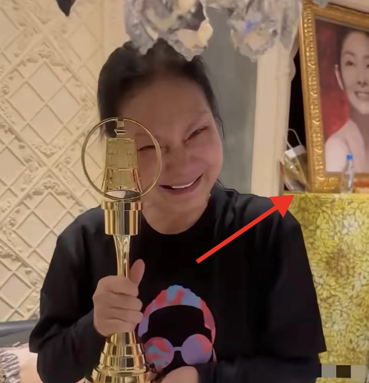 黄春梅和小S怎么想的我不管但我要是能走进S妈住的豪宅，马上把放大S遗像的桌子