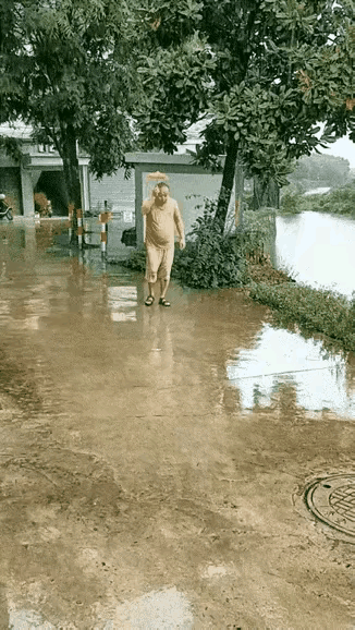 大爷这小雨伞，我看完感觉有一个童话故事在我眼前，那就是《皇帝的新装》。（开心一笑