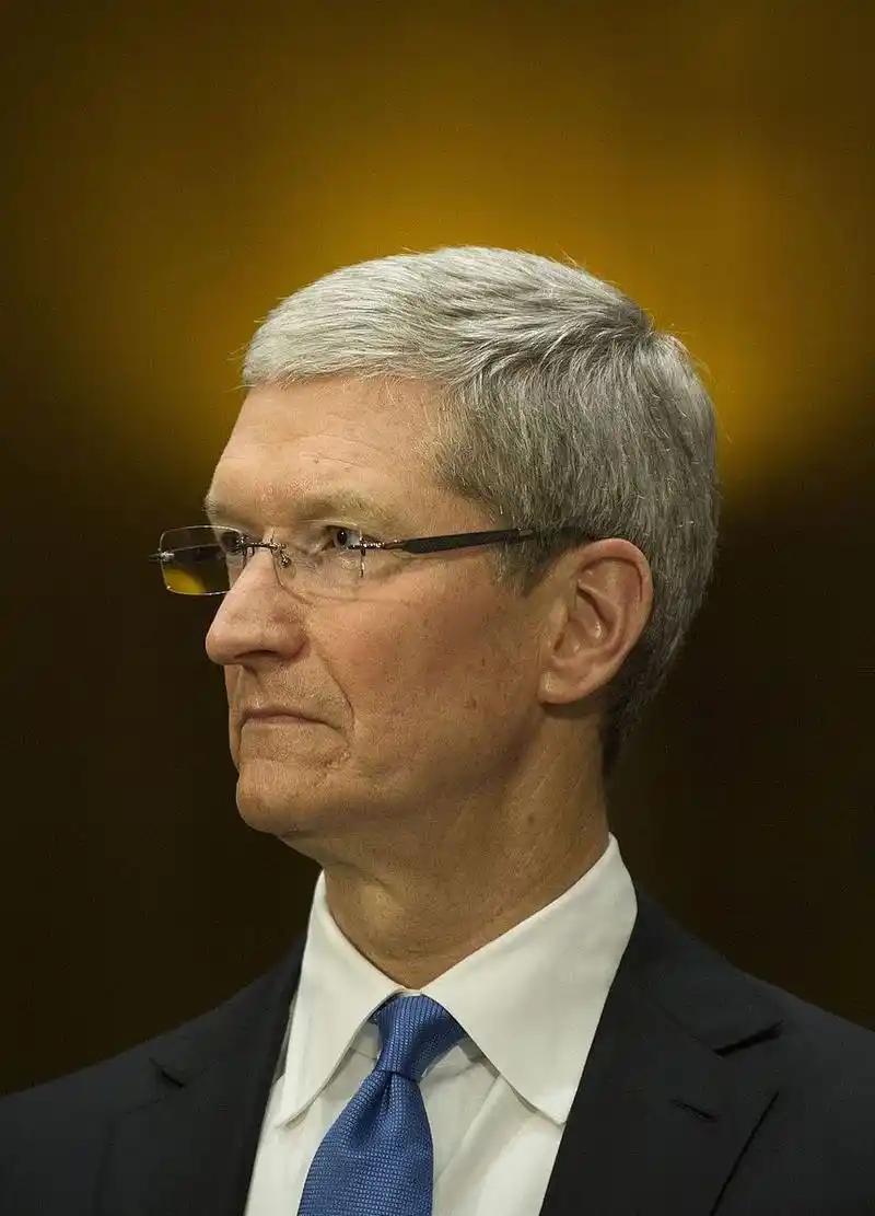 苹果CEO库克说过一段话，听完特别提气，他说，我们死守中国制造，不是因为中国工厂