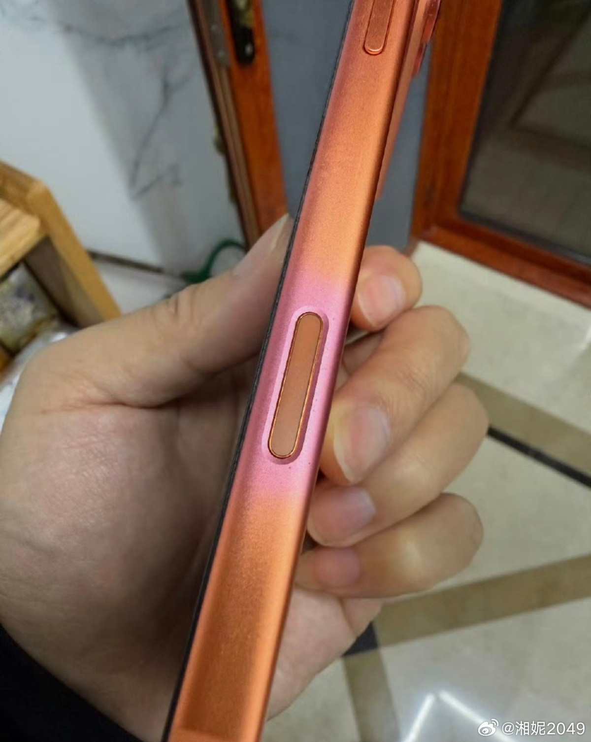 iPhone17只用一个月橙色变粉色刷到这个话题立马去搜了一下，好像还挺多这种情