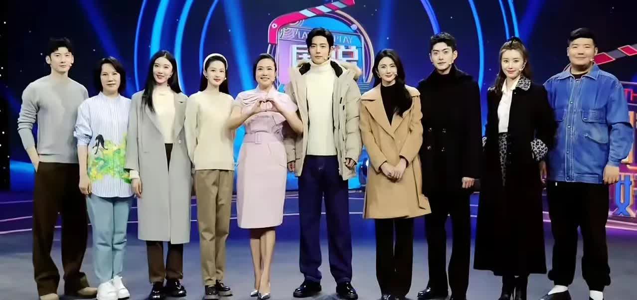 第一次对他的身高有了实感长得这么高站他旁边的女演员可怎么办呢？女演员们的发顶