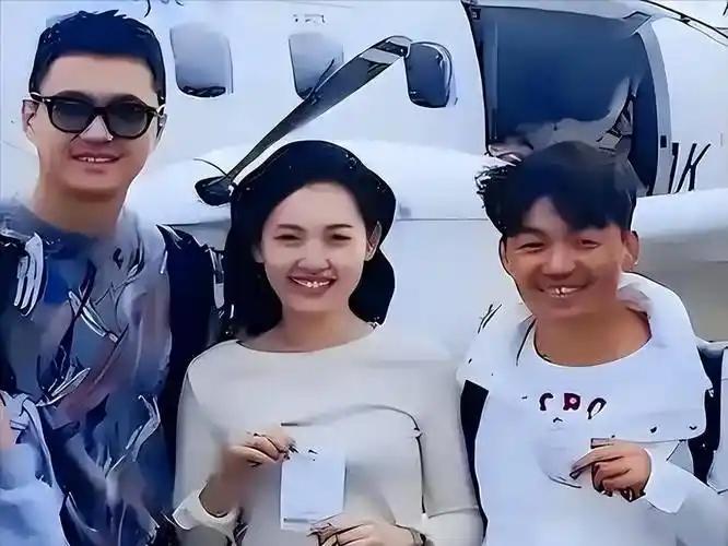 为啥大家都觉得邹市明比王宝强更惨？原因特别现实！王宝强当年遭遇亲近之人双重背
