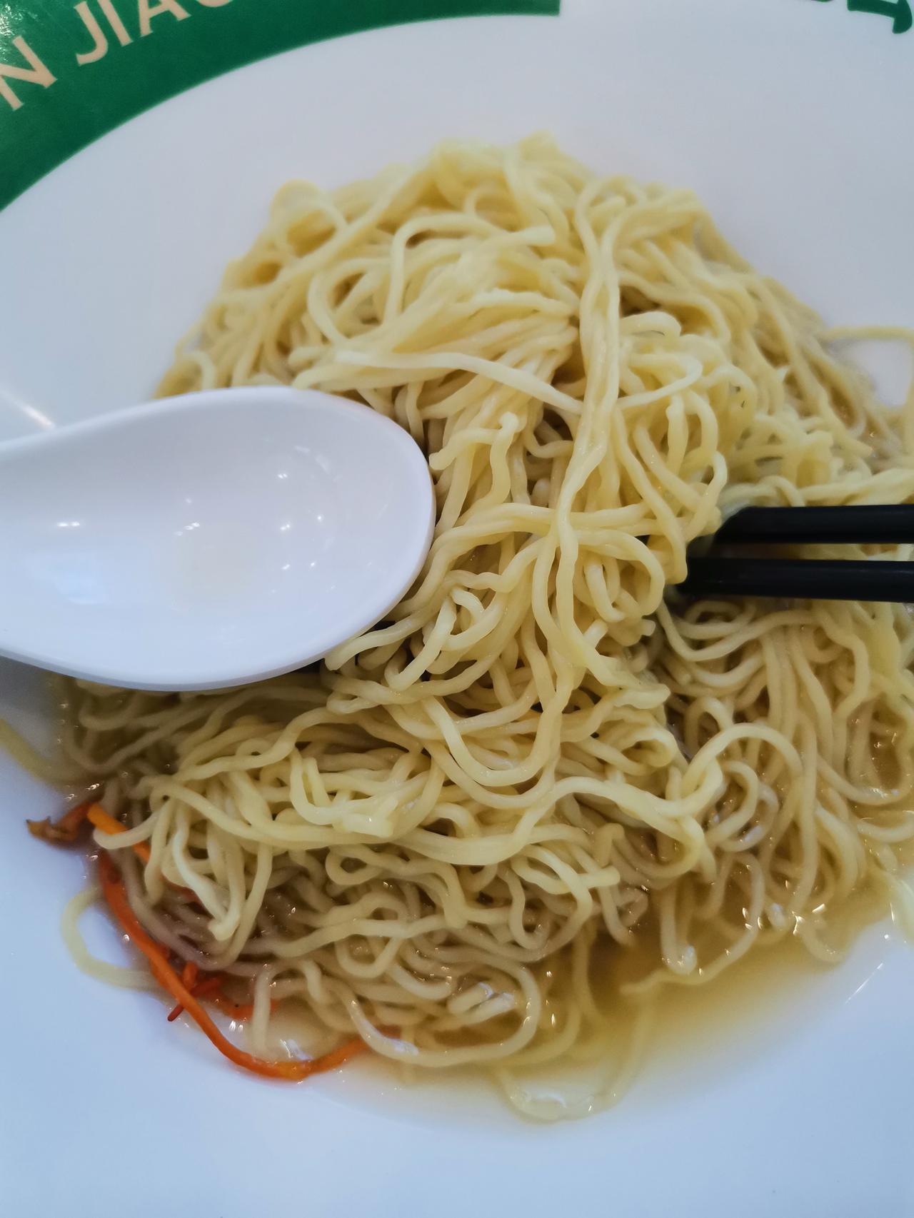 这个面是怎么做的，这么细。原来拌面就是，用这么细的面条做的！但是我觉得煮的太硬