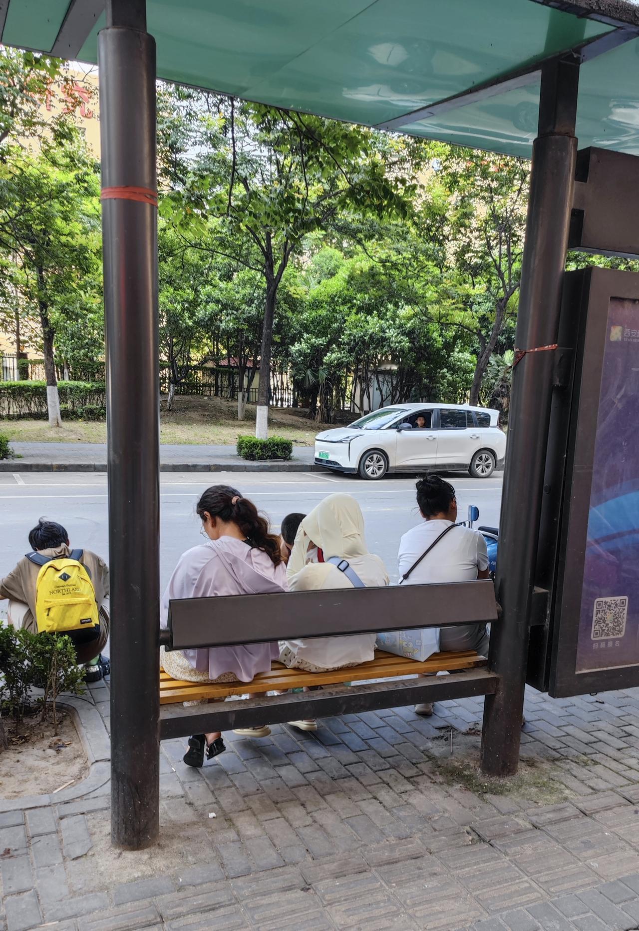 一天在公共汽车站等车，无意间，听到一对青年男女的对话，实录于下，分享给友友