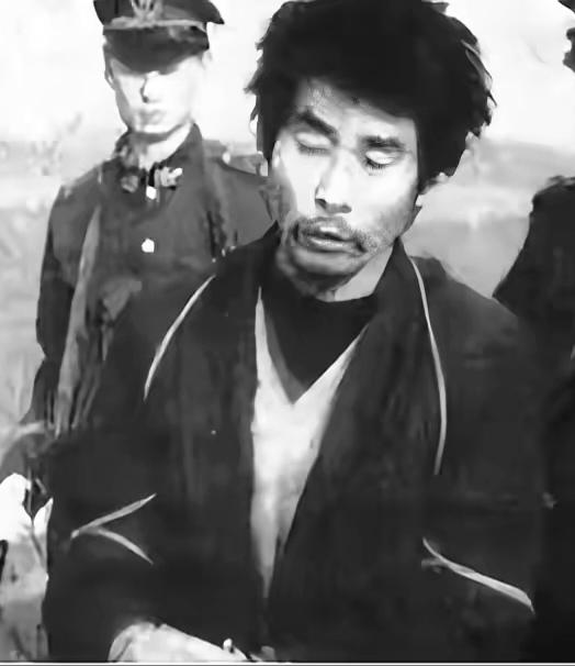 90年代，恶魔王万明专盯穿红外套的姑娘，作案后烧私处毛发。98年落网，他对警