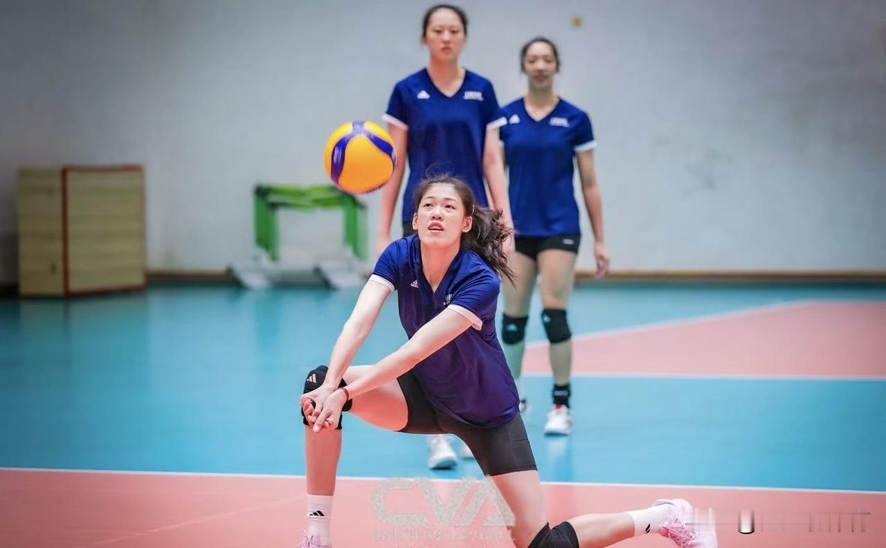 李盈莹加入到中国女排分组对抗赛！中国女排的分组对抗赛上，终于看到了熟悉的身影，妹