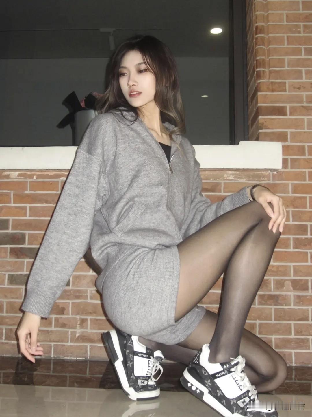 运动风也可以搭配黑丝，真是人美穿什么都好看！