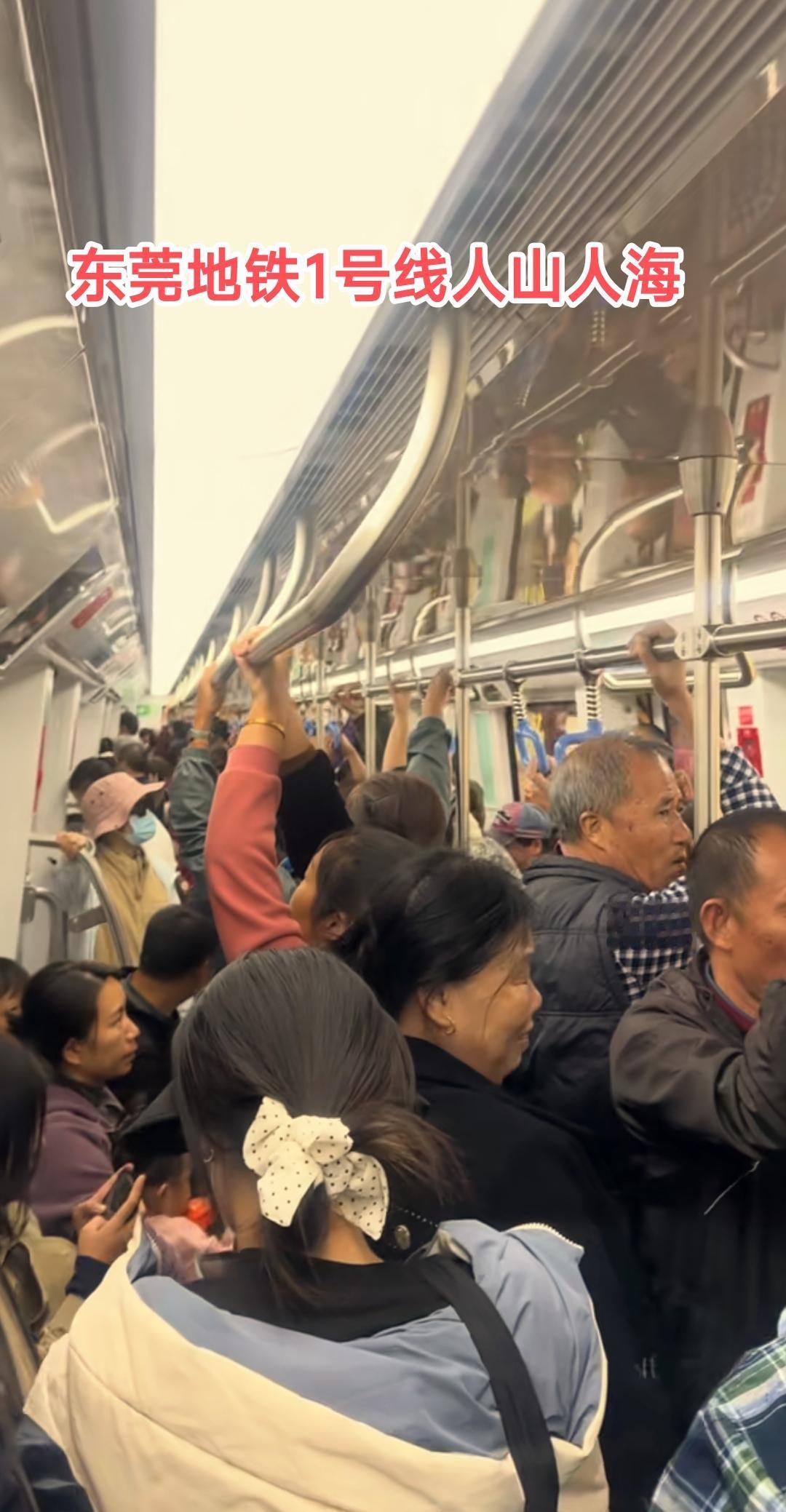 今天东莞地铁1号线正式开通，细心的朋友会发现客流量明显增高，车上的旅客是人满为患