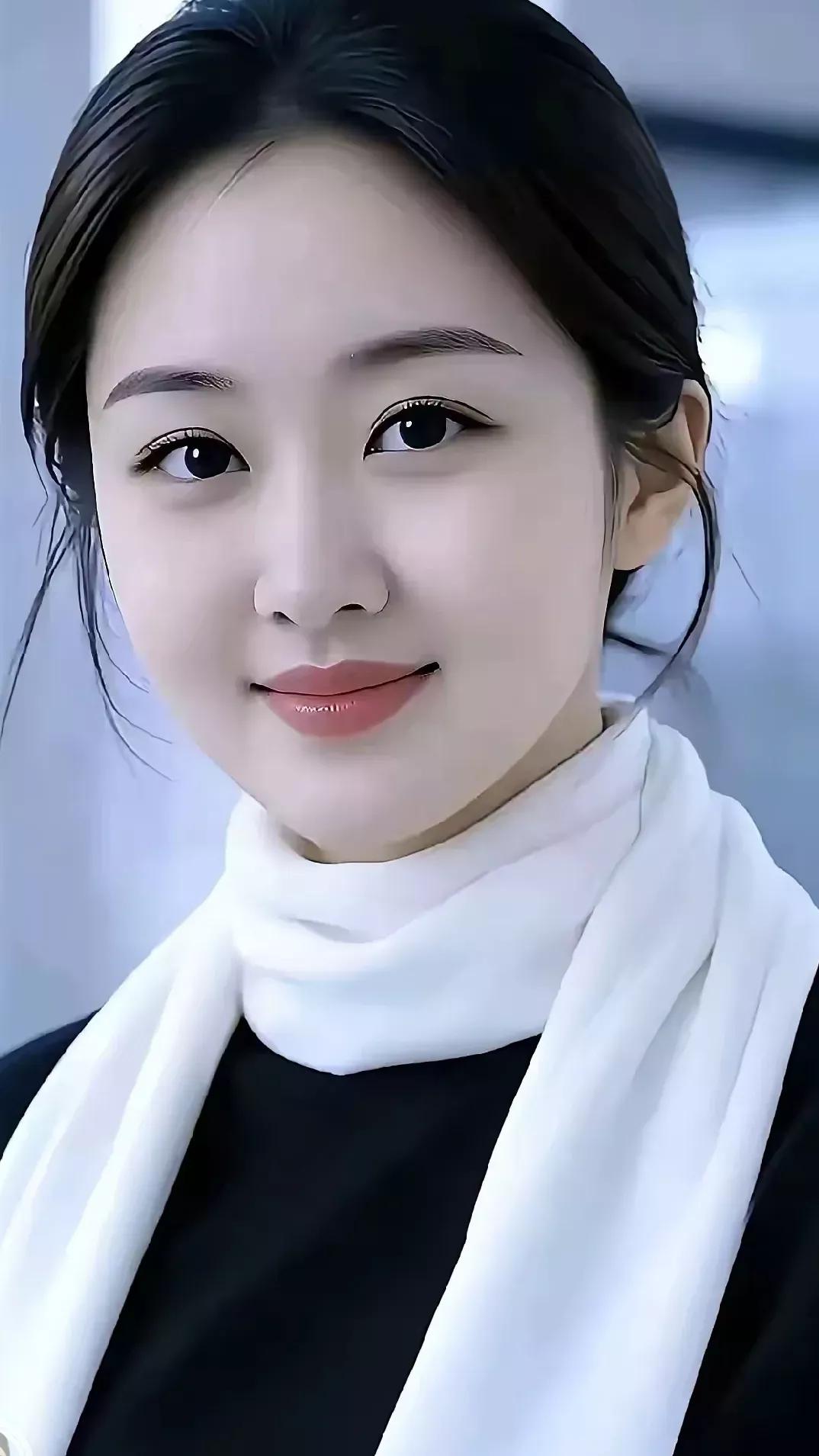 温柔气质，白色围巾搭配黑色上衣，简约又优雅！白衬衫搭配丝巾白色围巾女黑灰色围