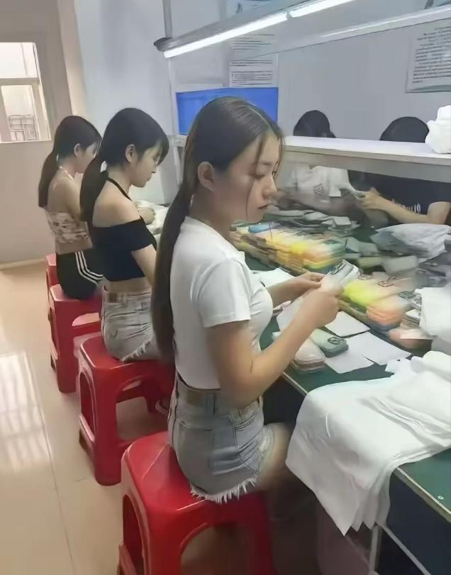 现在电子厂里真的太现实了，年轻，单身的女孩子，只要进厂用不了多长时间，就会调到办