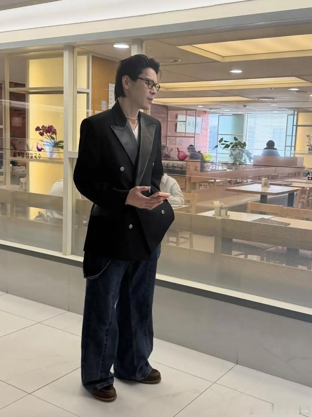 向佐在韩国一家免税店购物被偶遇，他的穿衣打扮时尚有型，虽然颜值不高，但身材又高又