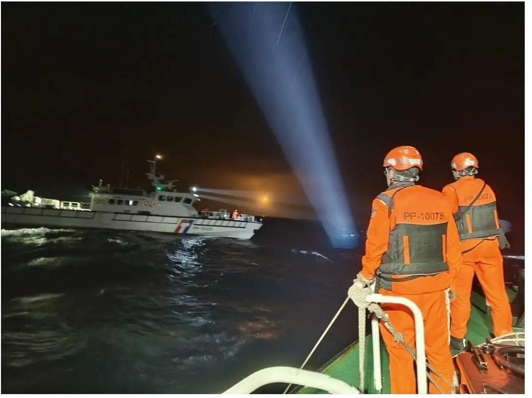 坠海的飞行员找到了吗？听说是蜜月旅行才回来，结果就发生这种事情。现在他们应该不