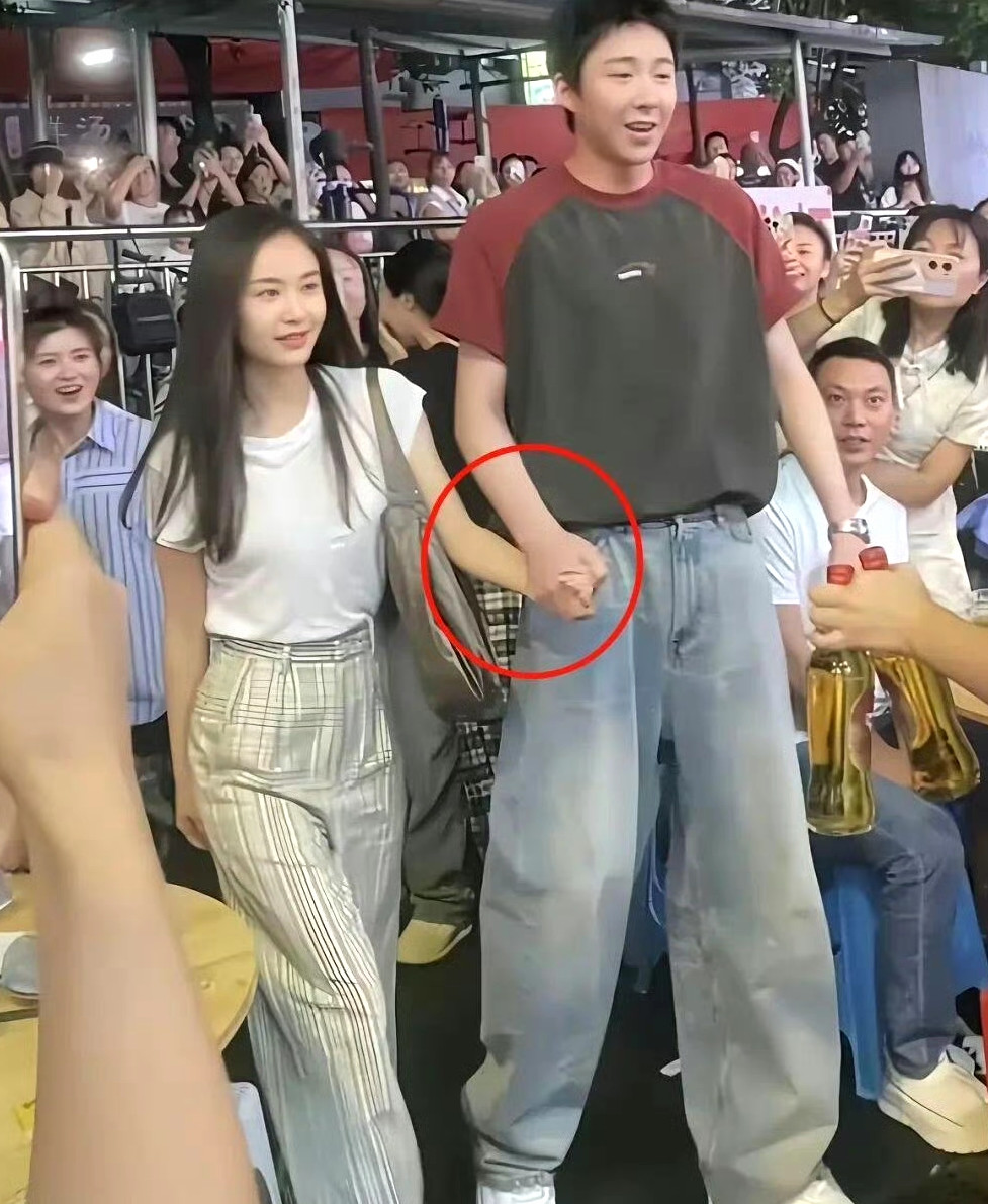 他俩手牵那么紧是什么情况？？？？​