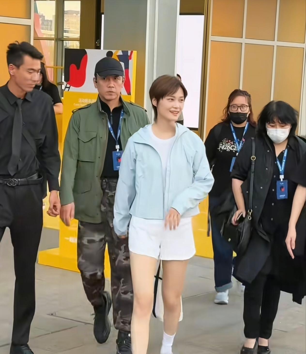 这是去年42岁的李宇春线下活动的图片，她这状态真的太好了！清爽运