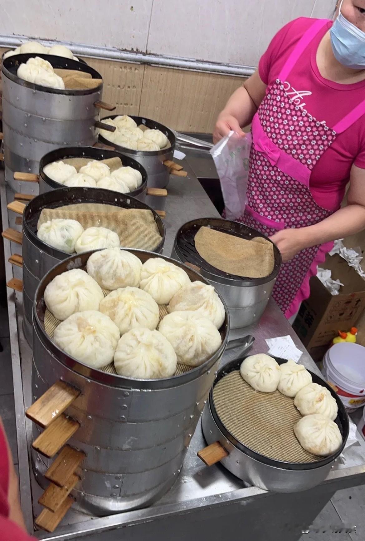 一家从上班就吃到现在的早餐店，换了两次地方，但还在那附近那个圈子，生意从来没差过