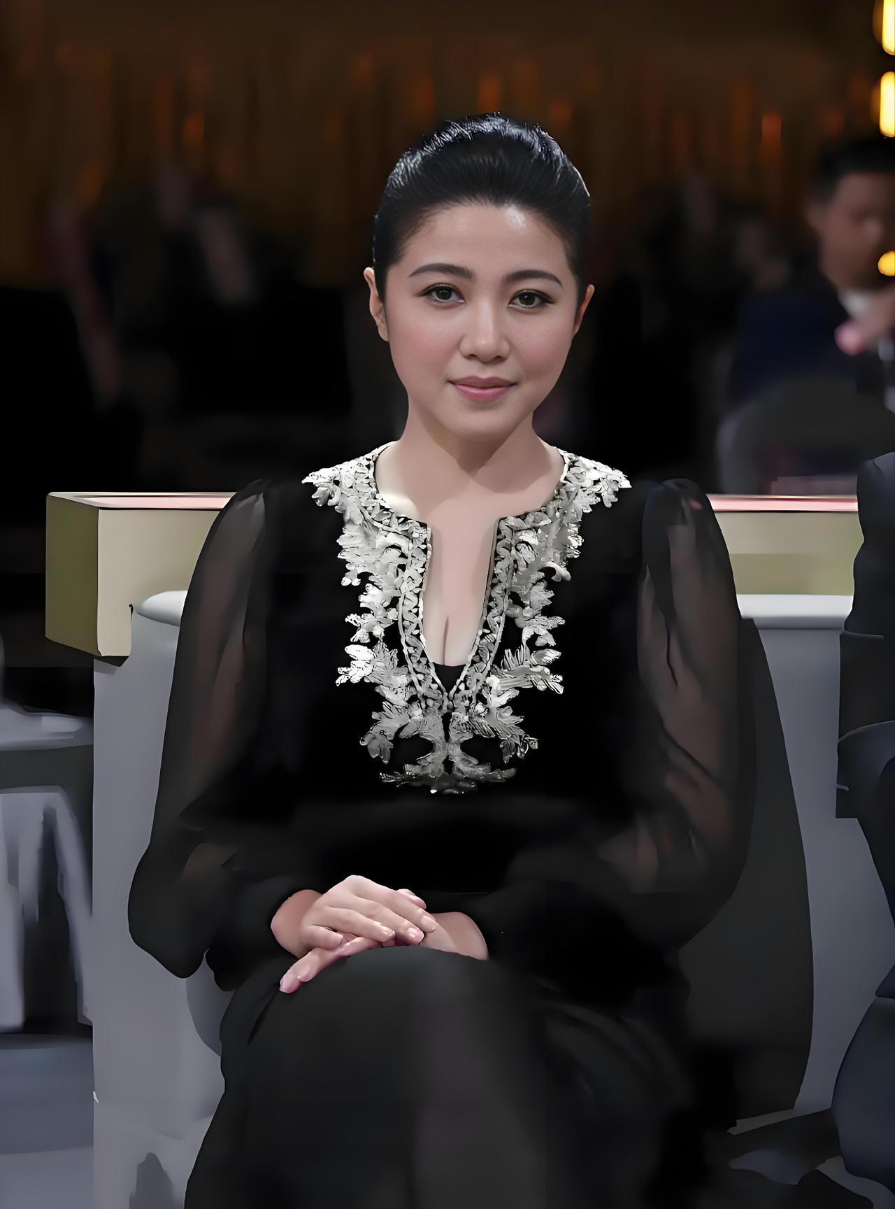 #我的宝藏兴趣#画面中的美女，气质优雅，肤白貌美，演技精湛，她是当今演艺界的一