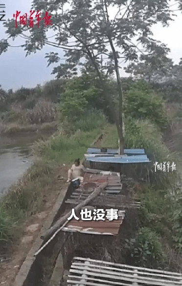 “真是命大！”浙江，女子出门喂狗时，突然被一道闪电劈中，顿时火花四溅，本以为女子