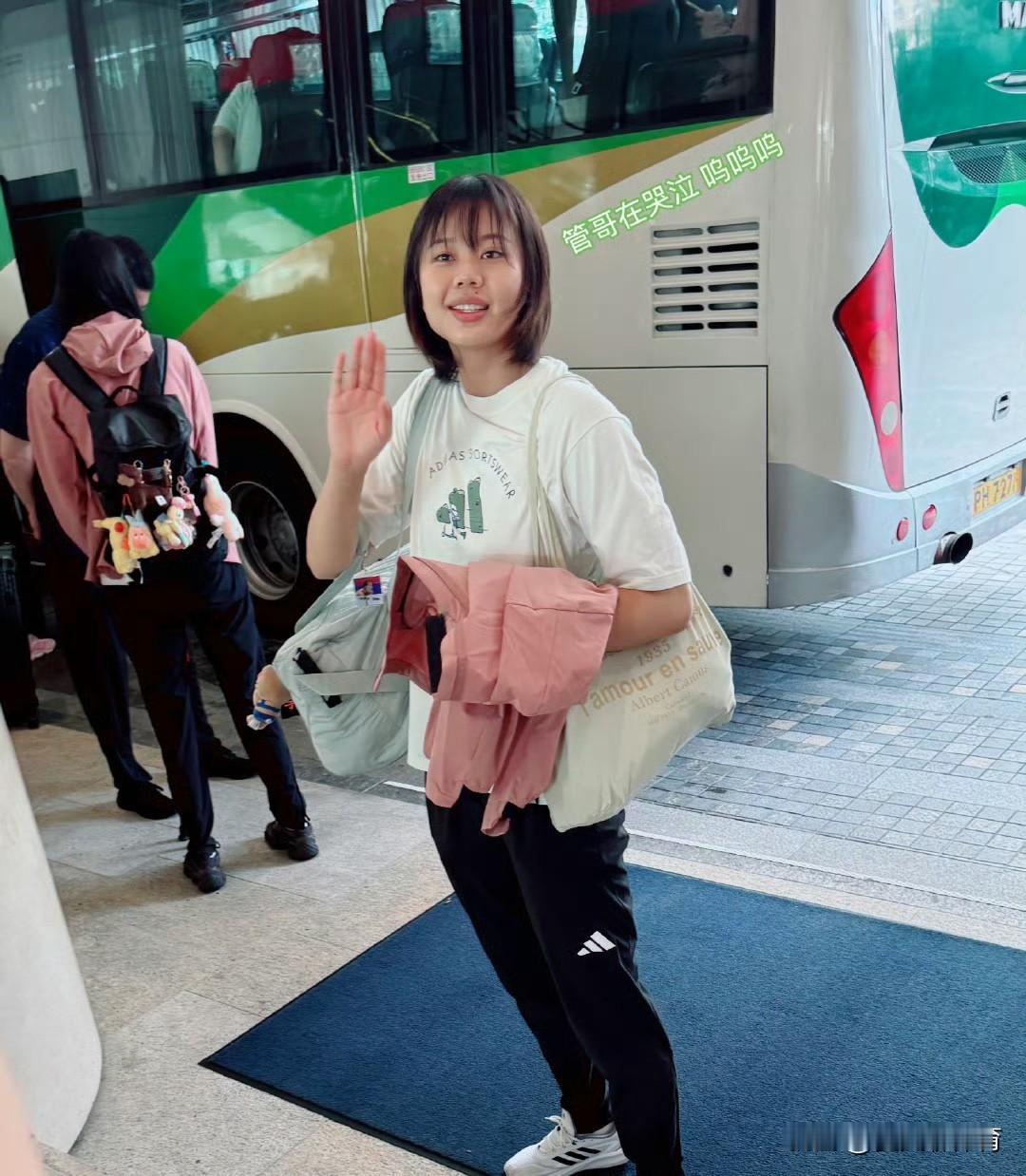 中国女排今天上午启程从香港🇭🇰坐飞机✈️北京，回北京体育总局备战第三站美国阿