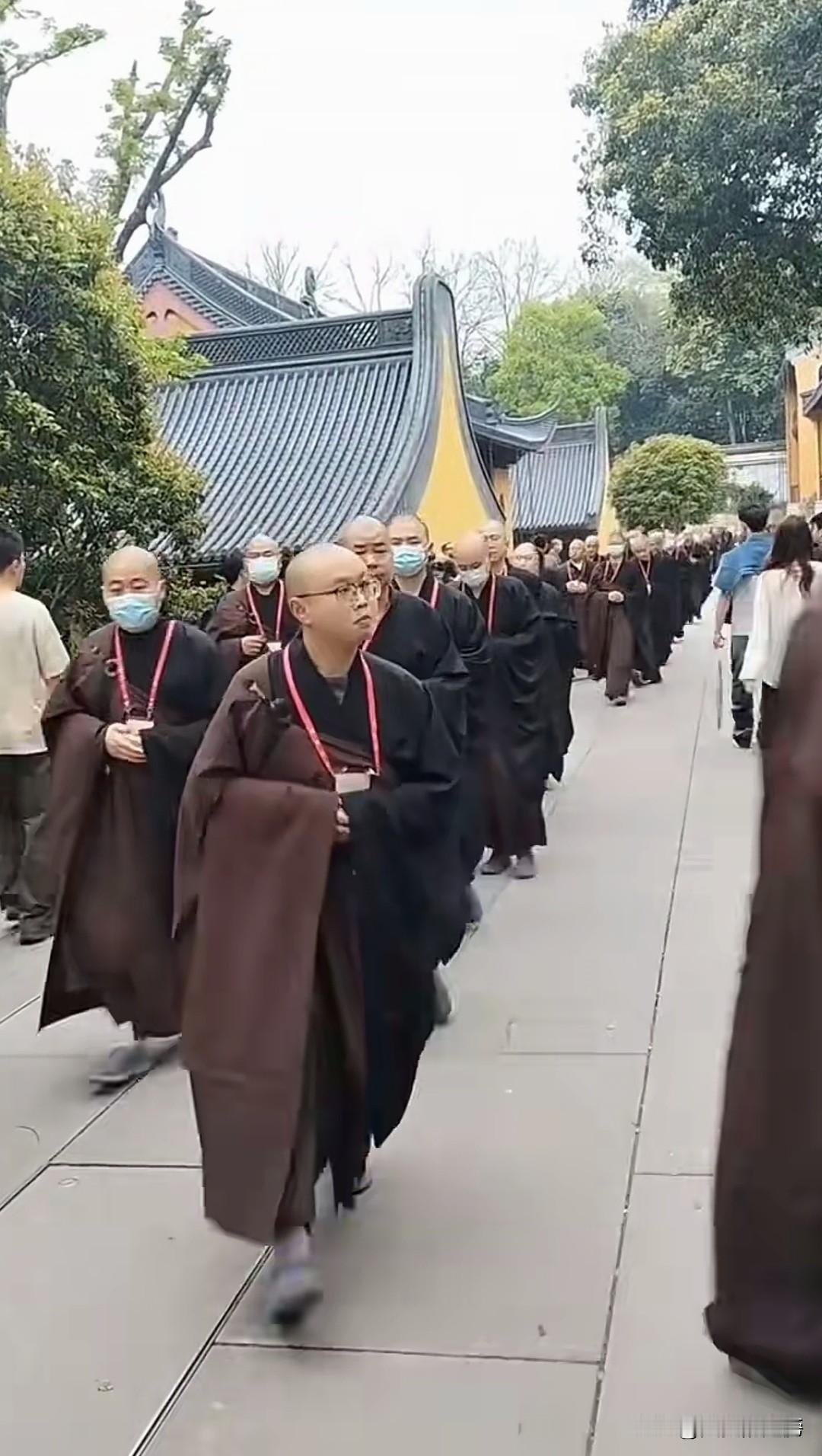 这些人换上军装是不是就撤了杀人的机器？