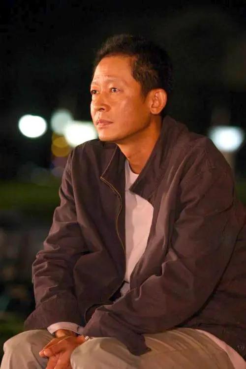 王志文是圈内公认的实力派戏骨，历经多段恋情，常年坚持不婚，被称作演艺圈浪子。最终