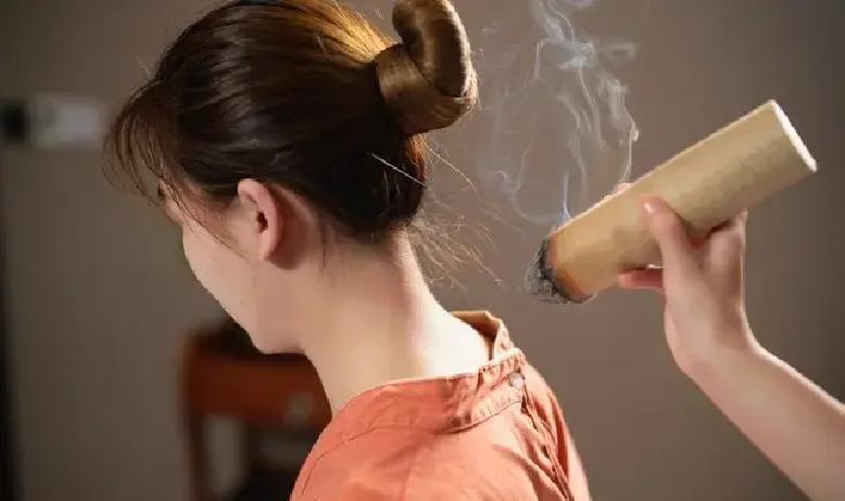 央视最近在健康节目里点名了好几个朋友圈里超火的养生偏方，比如用姜片泡脚赶走湿气、