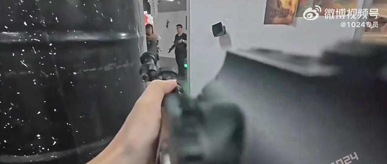小仙女玩不起？江苏苏州，男子去玩真人CS，万万没想到，游戏过程中却遭到一名女玩家