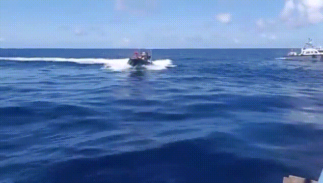 从菲律宾海岸警卫队在10月13日公开的画面来看，菲律宾当局组织的船队，试图冲击黄