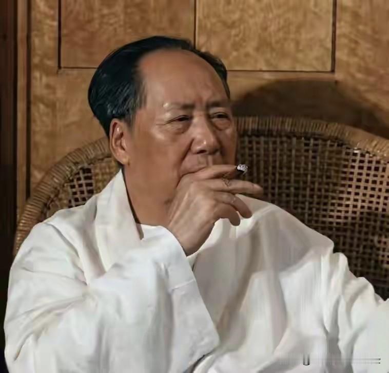 毛泽东经典格言都有哪些？毛主席的诗词哪一句你记得最清楚：