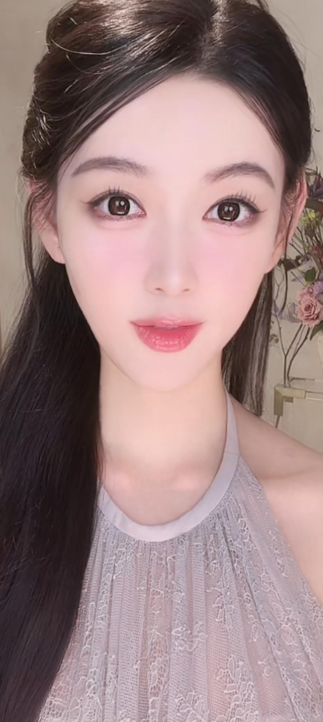 这个小姐姐妆画得真精致！