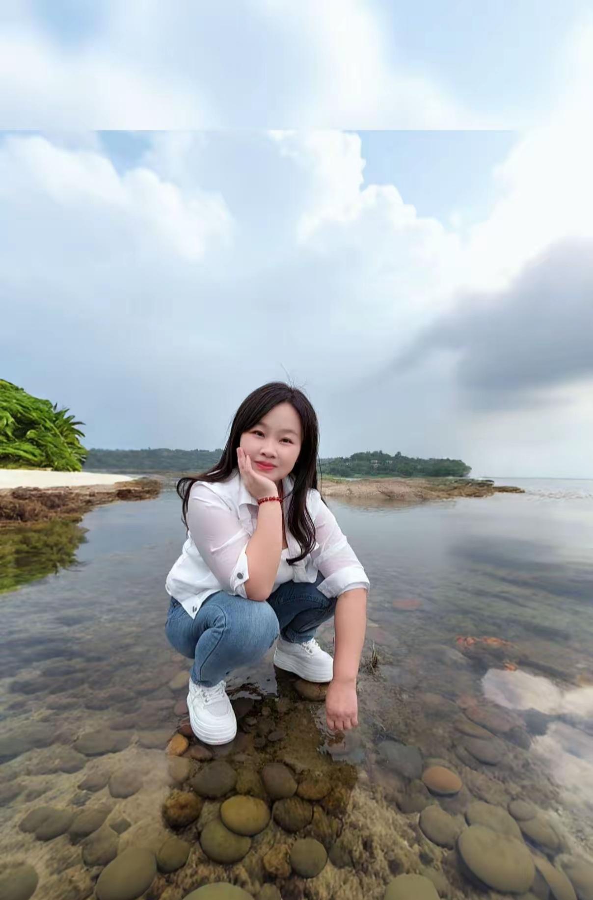 海边少女，静享时光，温柔微笑。