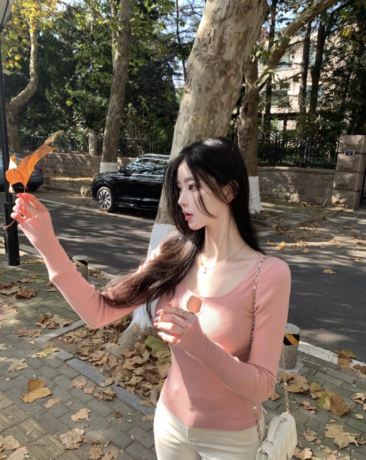 秋日漫步，落叶飘零，少女与枫叶的浪漫邂逅。