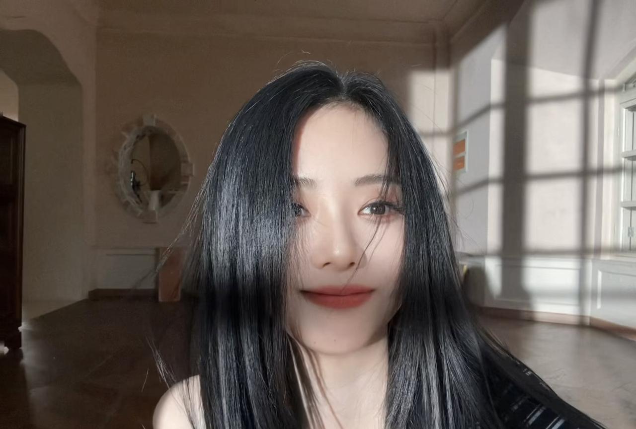谭松韵你露个白嫩的肩膀，是在引诱我们吗？我们松果可经不住诱惑啊！最后两张是谭摄