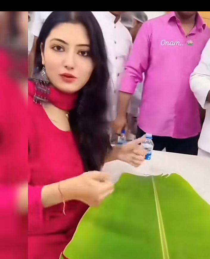 印度高种姓美女吃饭有一帮老爷们伺候，看到食物真受不了印度一贵族女通过视