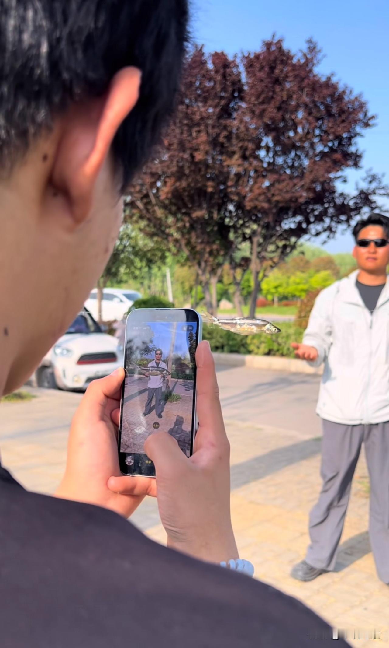 我去，你俩是会的真多[笑着哭][笑着哭]朋友圈文案“也是好起来了今天上了一条巨物