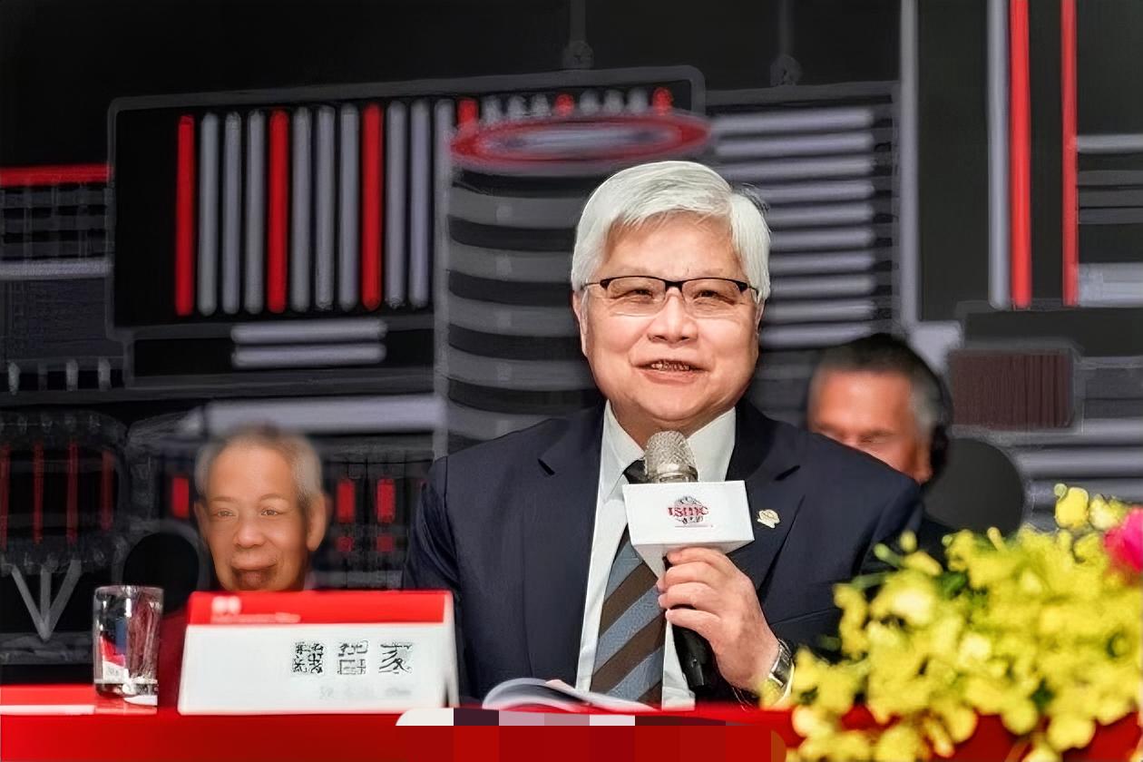美国获取英特尔10％的股份。魏哲家声称，美国政府不会对台积电进行入股。台积