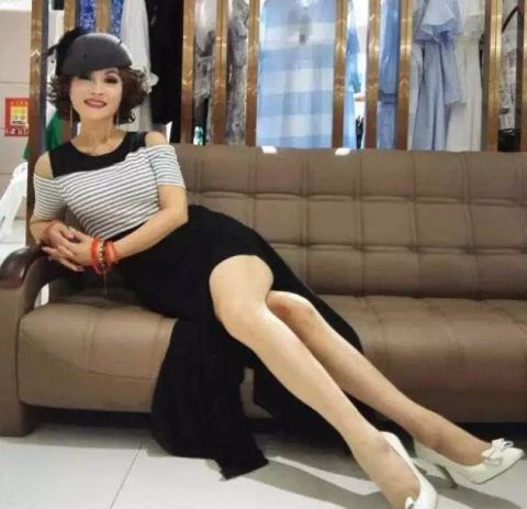 她为了腰细30年不吃晚饭, 抗癌5年后更爱美, 62岁活得很好!