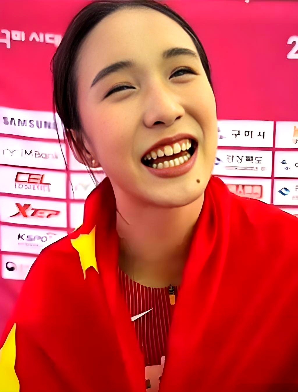 “小孩姐”喊着“三金一银，我太牛啦”被全网夸可爱，吴艳妮一句“我就是最强的”却屡次被骂上热搜。同样是