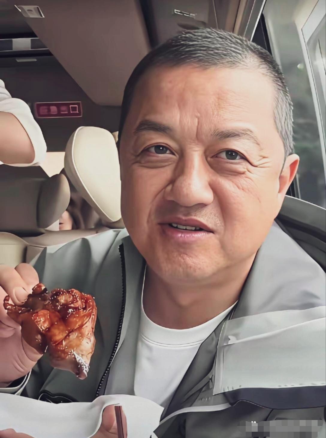 李亚鹏才54岁！看着像64岁！