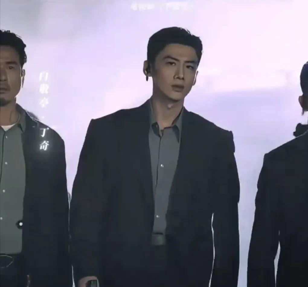 白敬亭在《不眠日》中饰演的丁奇，帅得让人挪不开眼！烟雾中纵身跃起的画面，动作利落