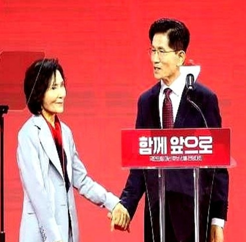 韩国政坛又出大瓜！总统候选人金文洙突然在社交平台放出"夫妻同心"大招，面对作